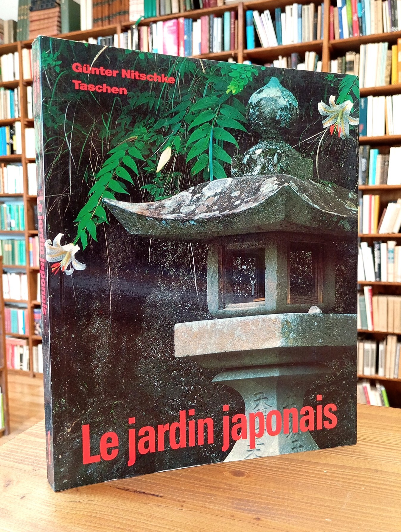 Le jardin japonais. Angle droit et forme naturelle