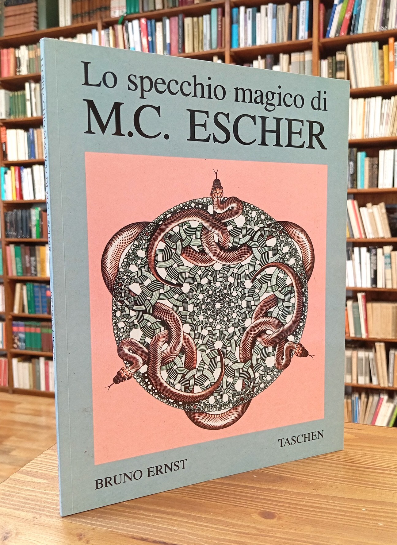 Lo specchio magico di M. C. Escher