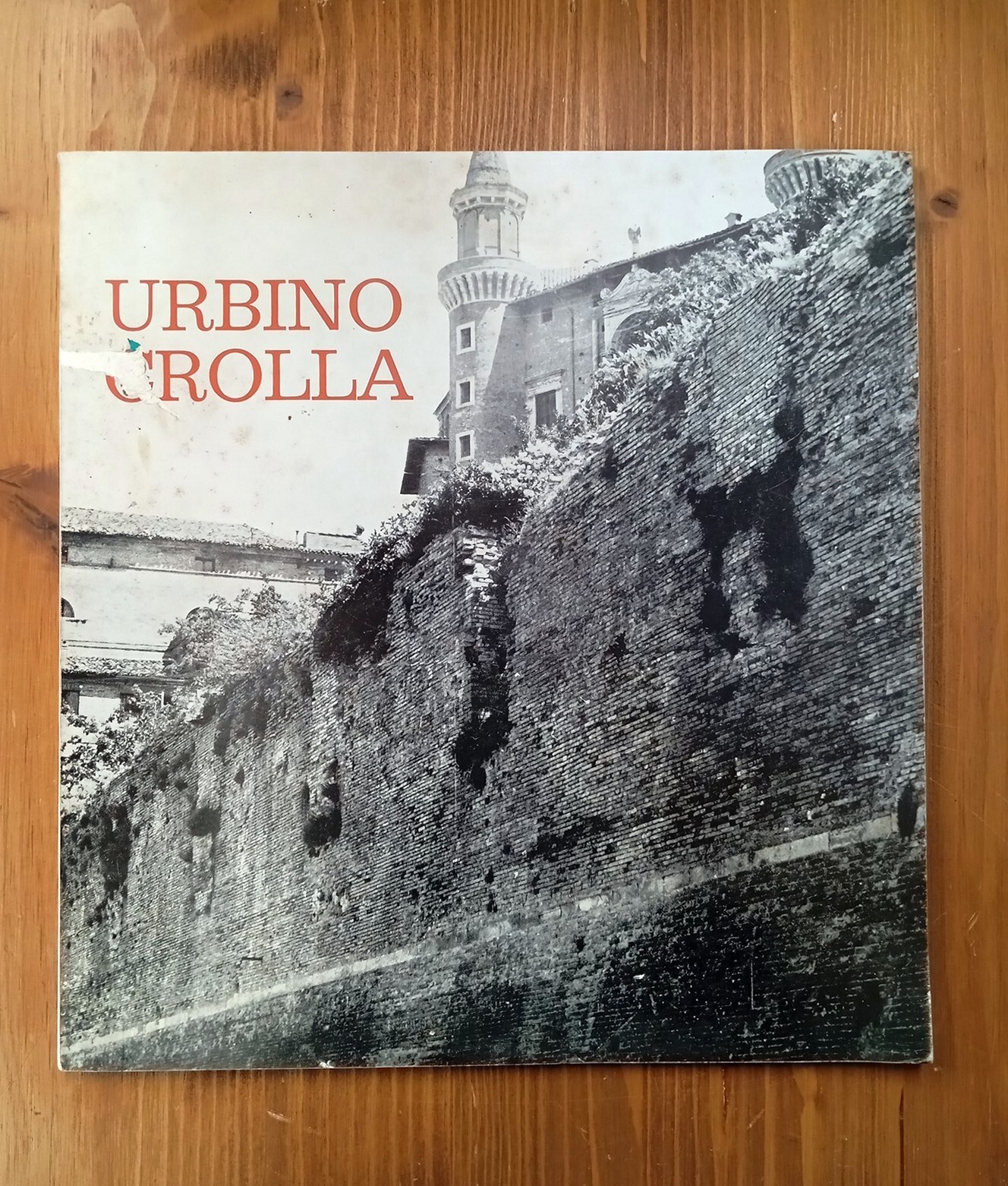 Urbino crolla. Testi, documenti, interventi sul problema del centro storico …