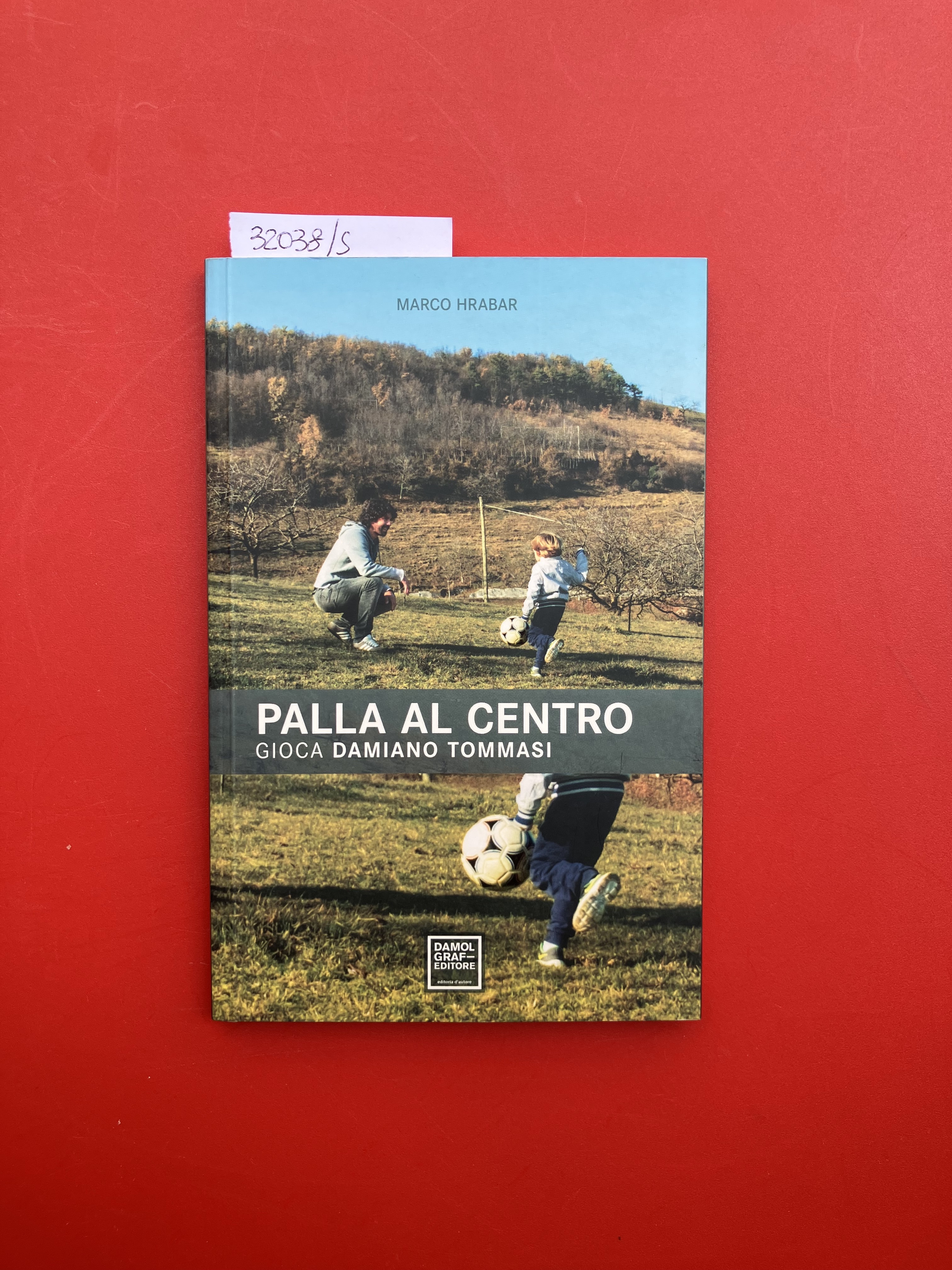 Palla al centro gioca Damiano Tommasi