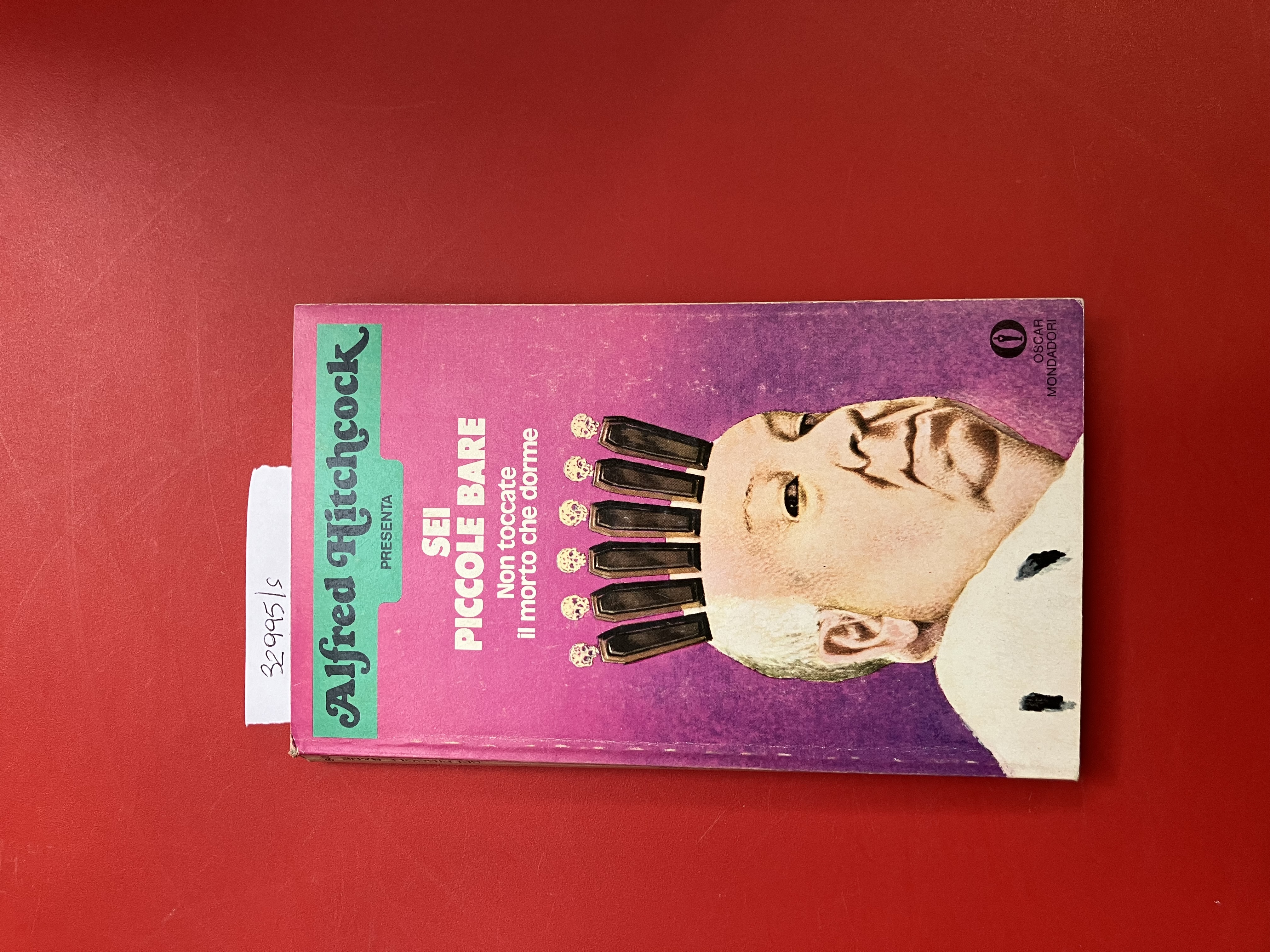 Sei piccole bare. Non toccate il morto che dorme