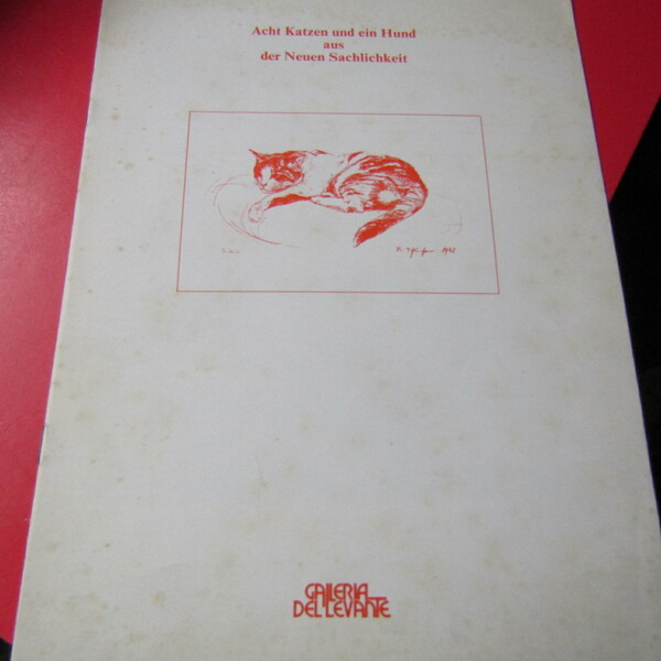 Acht Katzen und ein Hund