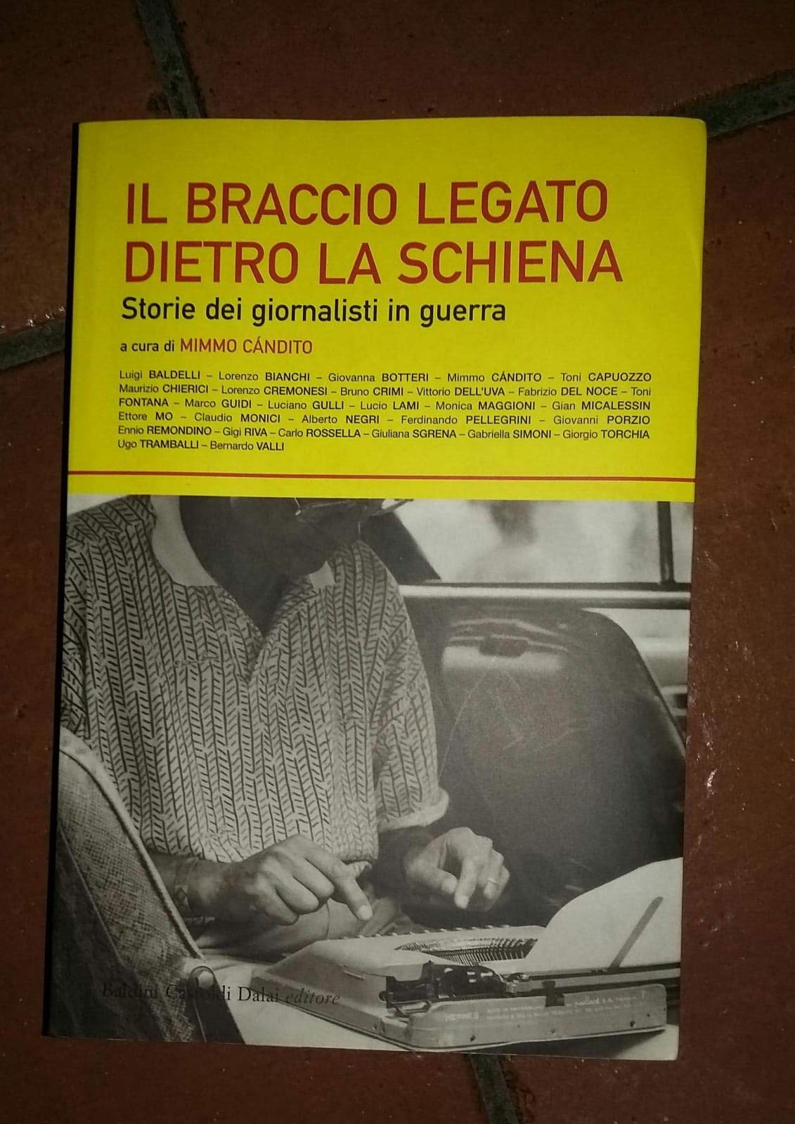 Il braccio legato dietro la schiena. Storie dei giornalisti in …