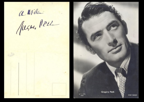 Gregory Peck. Attore americano. Cartolina fotografica autografata. Autografo originale dell'attore …