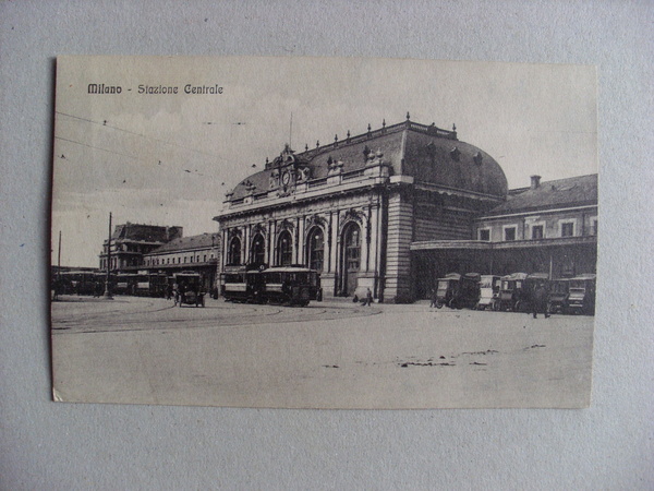 Cartolina / postcard MILANO - Stazione Centrale (tram - auto)