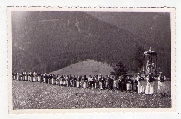 Foto formato cartolina Santa Maddalena (Funes - Bolzano) Processione. 1950