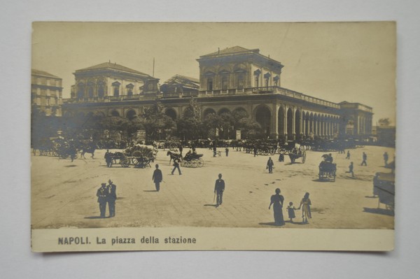 Cartolina / postcard NAPOLI - La piazza della stazione. Primi'900