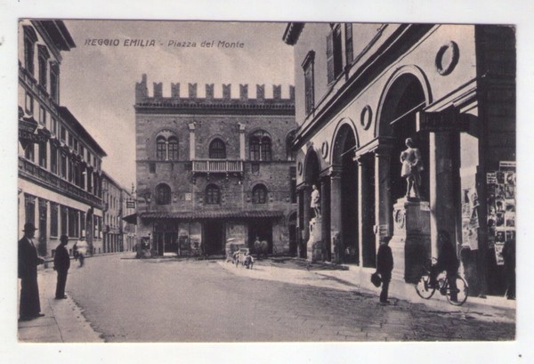 Cartolina/postcard REGGIO EMILIA - Piazza del Monte (bicicletta)