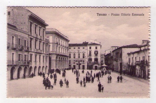 Cartolina/postcard Teramo - Piazza Vittorio Emanuele.