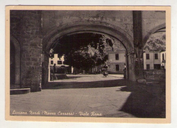 Cartolina Licciana Nardi (Massa Carrara) - Viale Roma. 1955 ca.