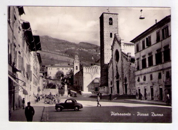 Cartolina Pietrasanta (Lucca) - Piazza Duomo.