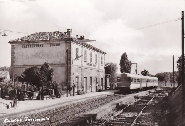 Cartolina Castelnuovo Belbo (Asti) - Stazione ferroviaria (con treno)