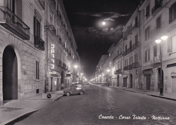 Cartolina CASERTA - Corso Trieste (notturno). 1962