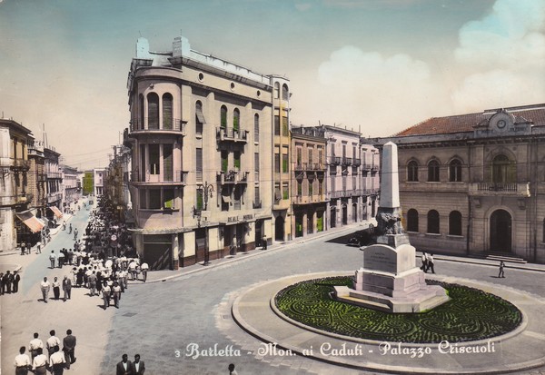 Cartolina BARLETTA - Monumento ai Caduti - Palazzo Criscuoli. 1959