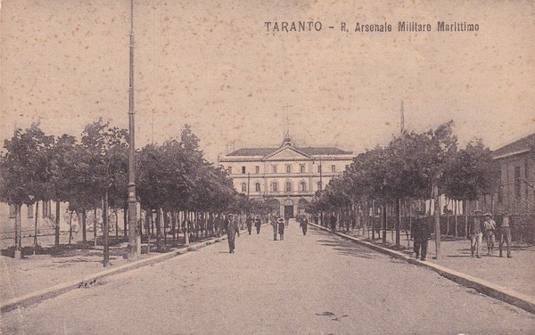 Cartolina TARANTO - R. Arsenale Militare Marittimo.