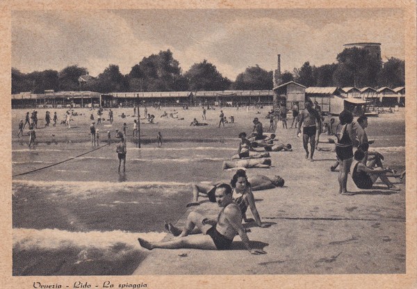 Cartolina VENEZIA - Lido - La spiaggia. 1952