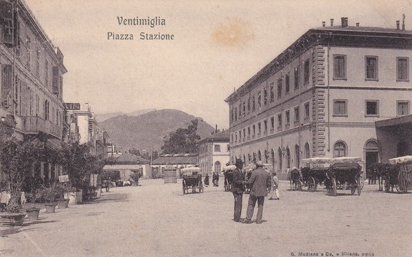 Cartolina Ventimiglia (Imperia) - Piazza Stazione.