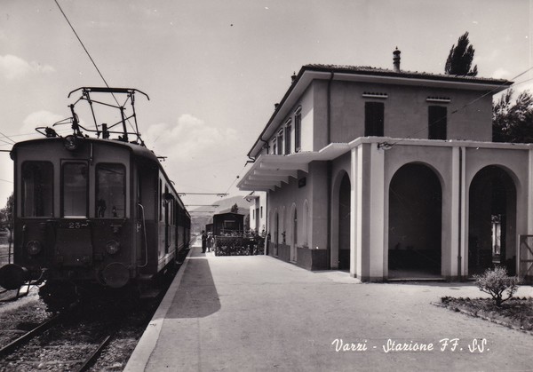 Cartolina Varzi (Pavia) - Stazione FF. SS. (locomotiva, treno)