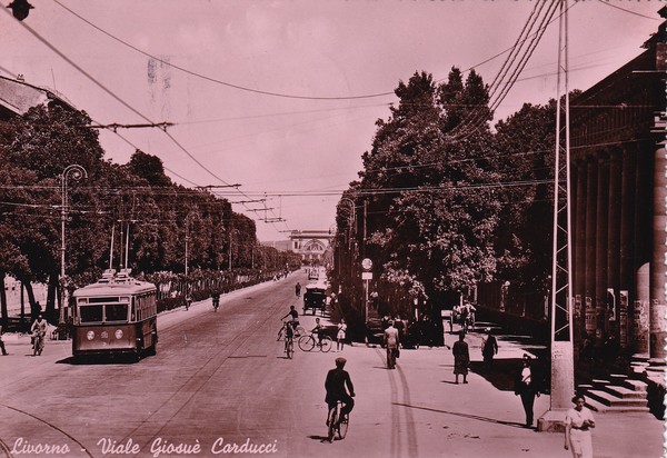 Cartolina Livorno - Viale Giosuè Carducci. 1950