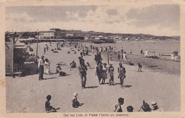 Cartolina Dal bel Lido di Fano t'invio un pensiero (Pesaro). …