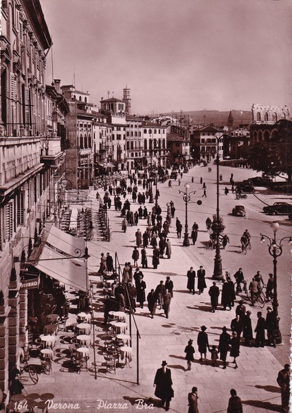 Cartolina VERONA - Piazza Bra