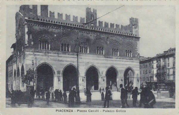 Cartolina PIACENZA - Piazza Cavalli - Palazzo Gotico. 1925