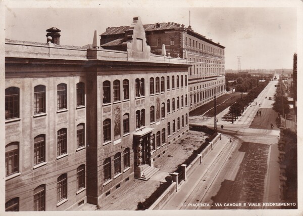 Cartolina PIACENZA - Via Cavour e via Risorgimento. 1941