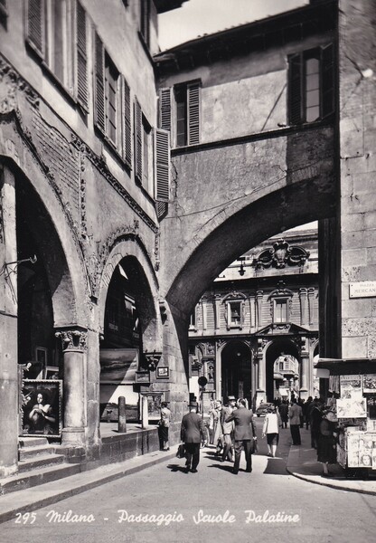 Cartolina Milano - Passaggio Scuole Palatine (Piazza Mercanti)