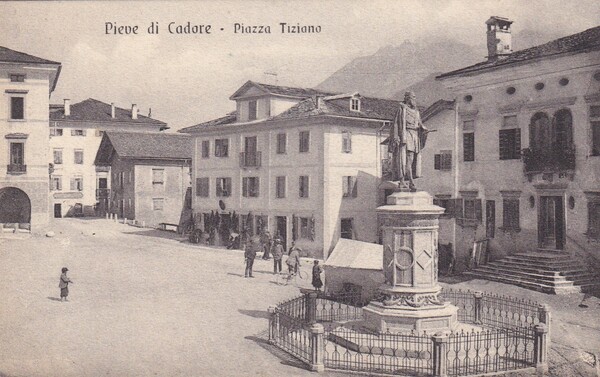 Cartolina Pieve di Cadore (Belluno). Piazza Tiziano.