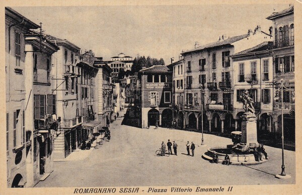 Cartolina Romagnano Sesia (Novara) - Piazza Vittorio Emanuele II.