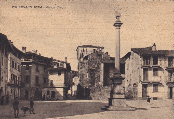 Cartolina Romagnano Sesia (Novara) - Piazza Cavour.