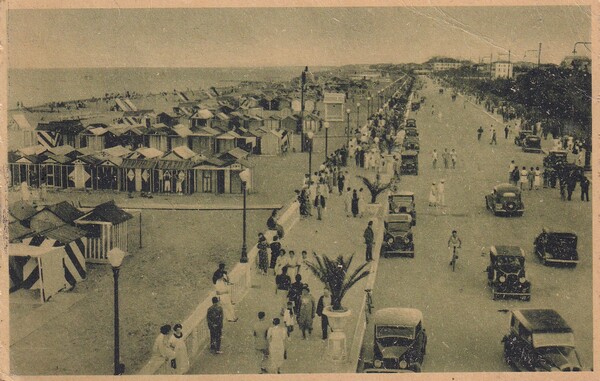 Cartolina RIMINI - Passeggiata a mare. 1968