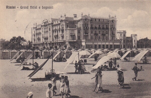 Cartolina RIMINI - Grand hotel e bagnanti. 1930