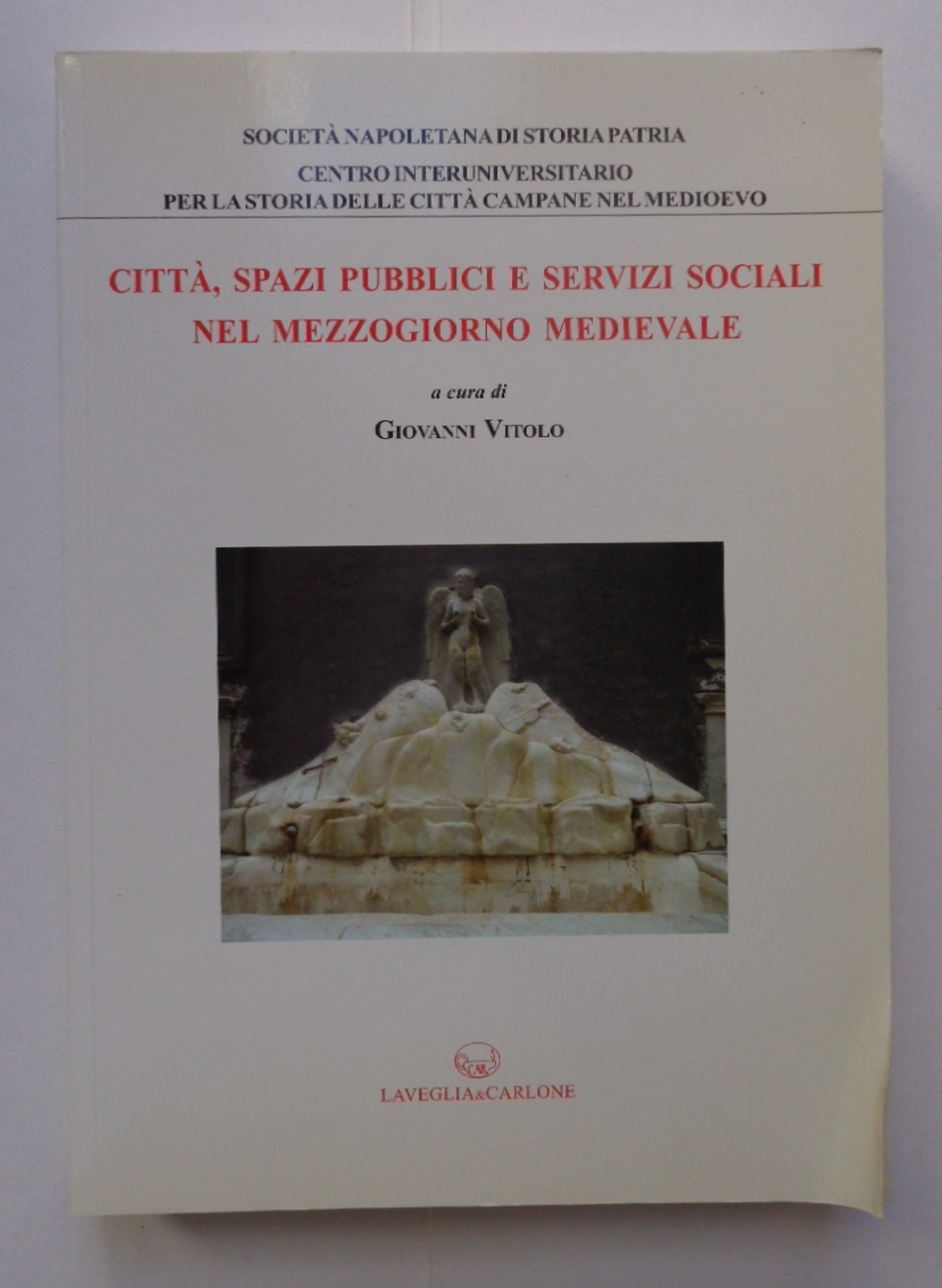 Città, spazi pubblici e servizi sociali nel Mezzogiorno medievale