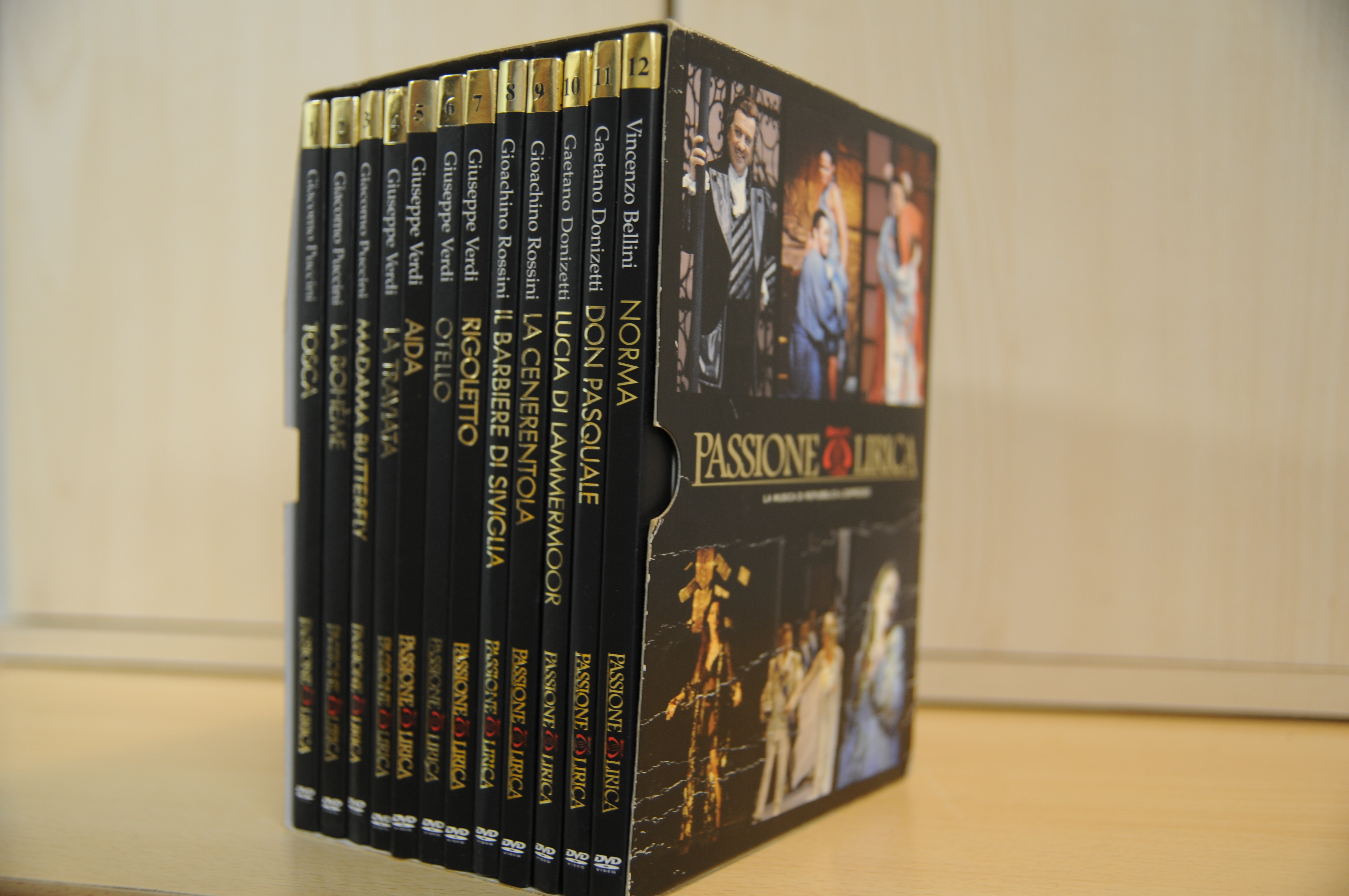 12 dvd in cofanetto NUOVISSIMI