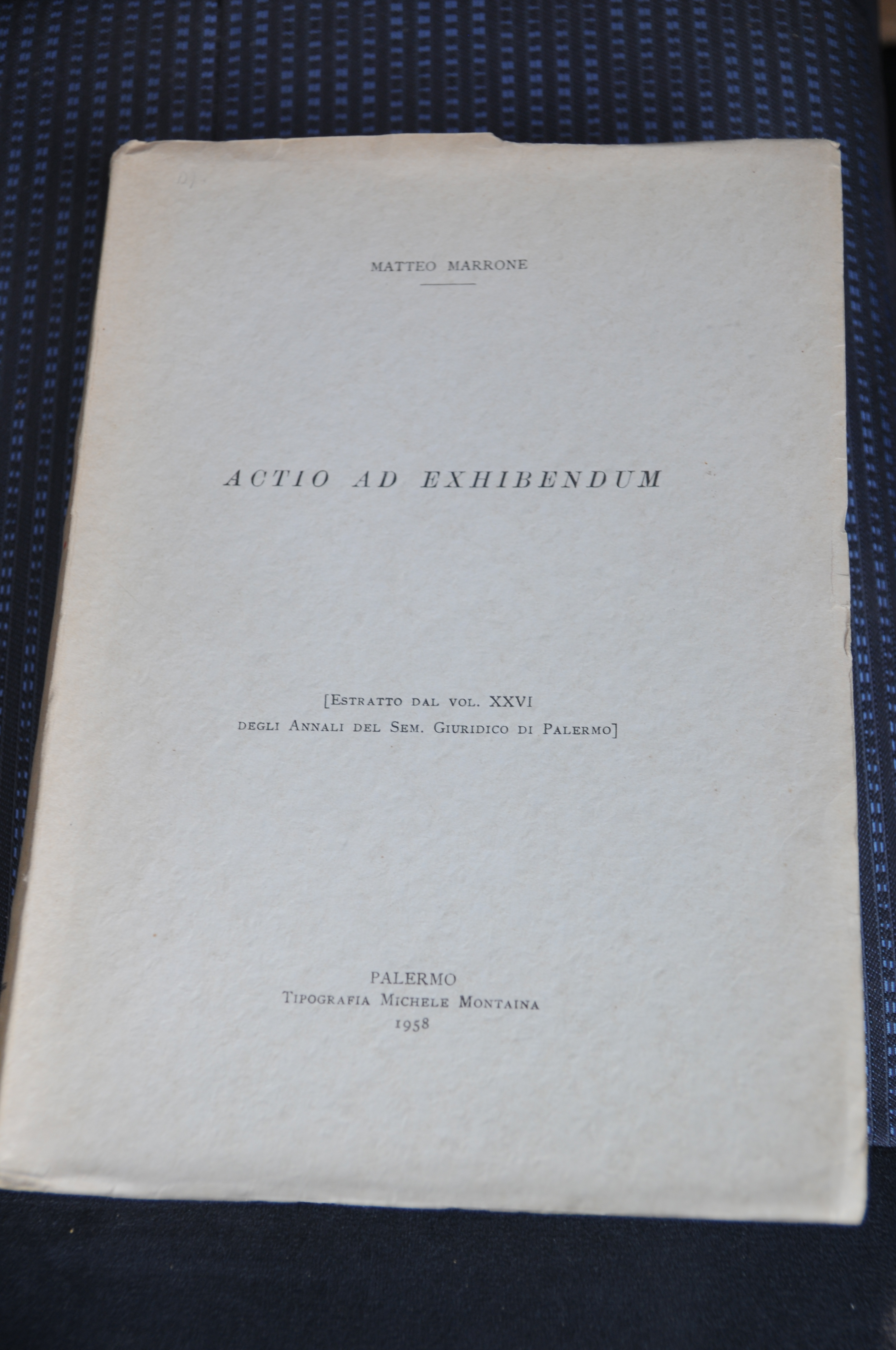 actio ad exhibendum autografato dall'autore con dedica