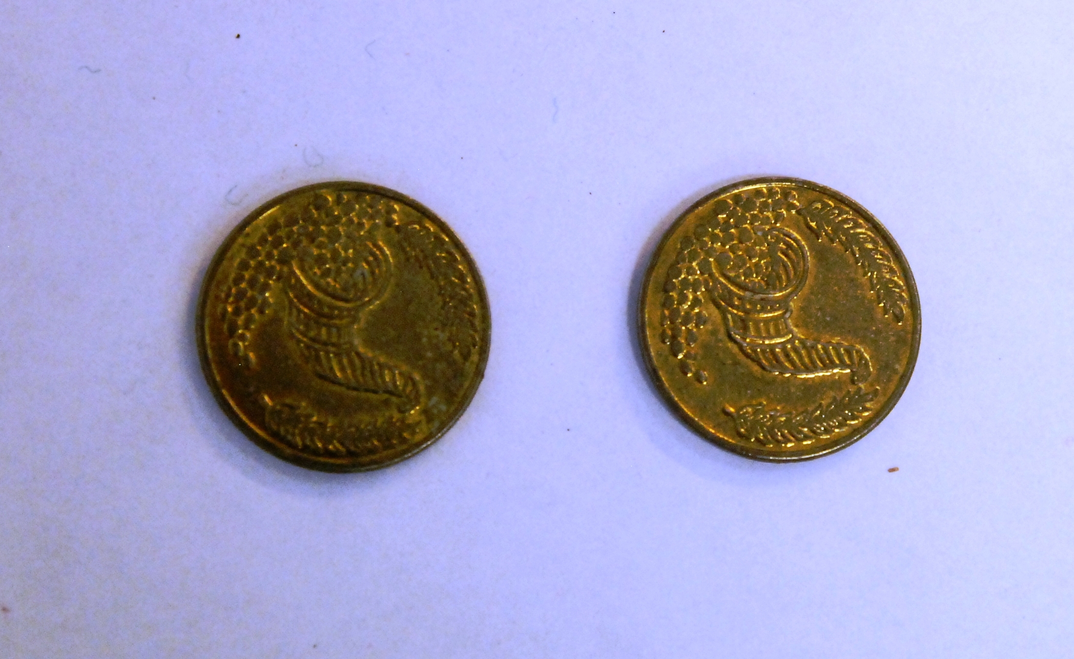 due gettone cornucopia