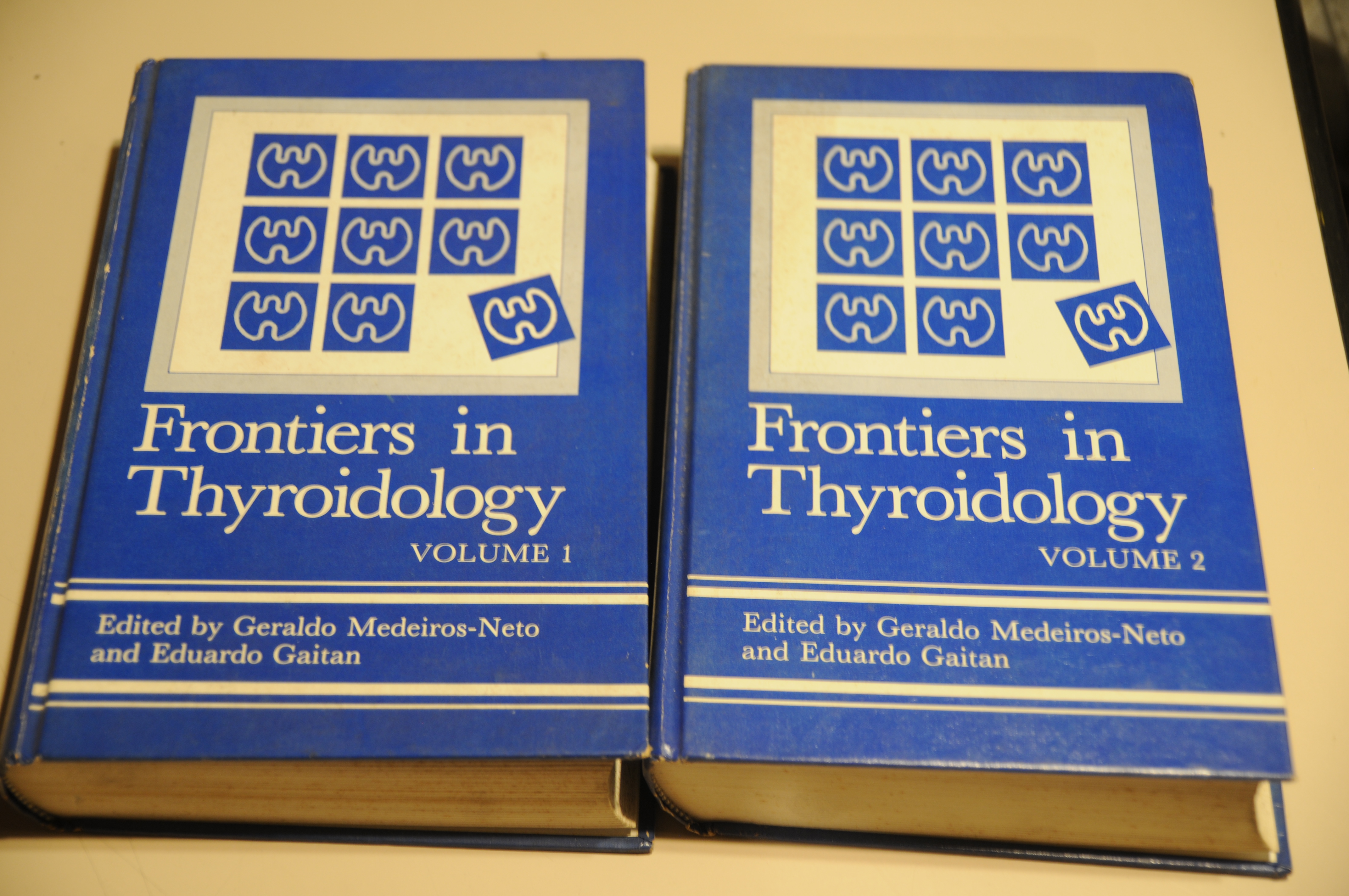 frontiers in thyroidology 2 voll. opera cpl. NUOVI