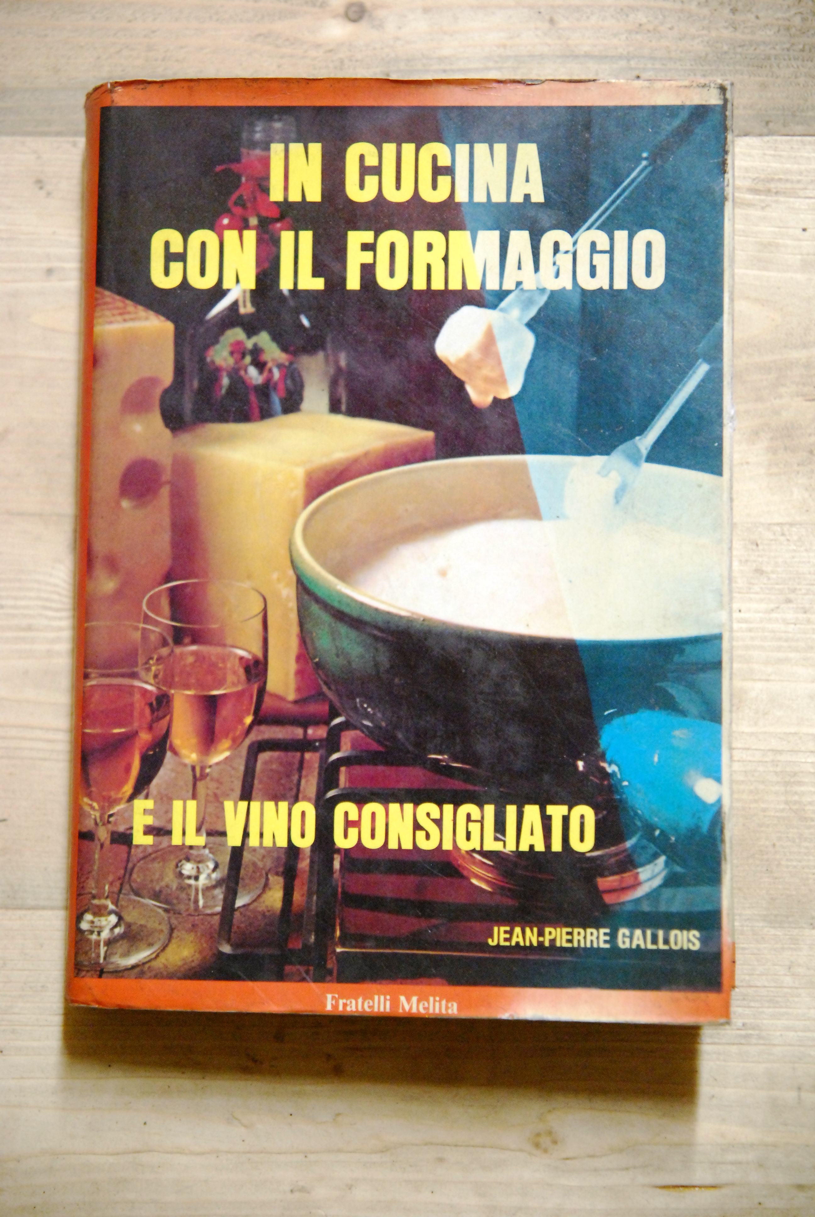 in cucina con il formaggio e il vino consigliato