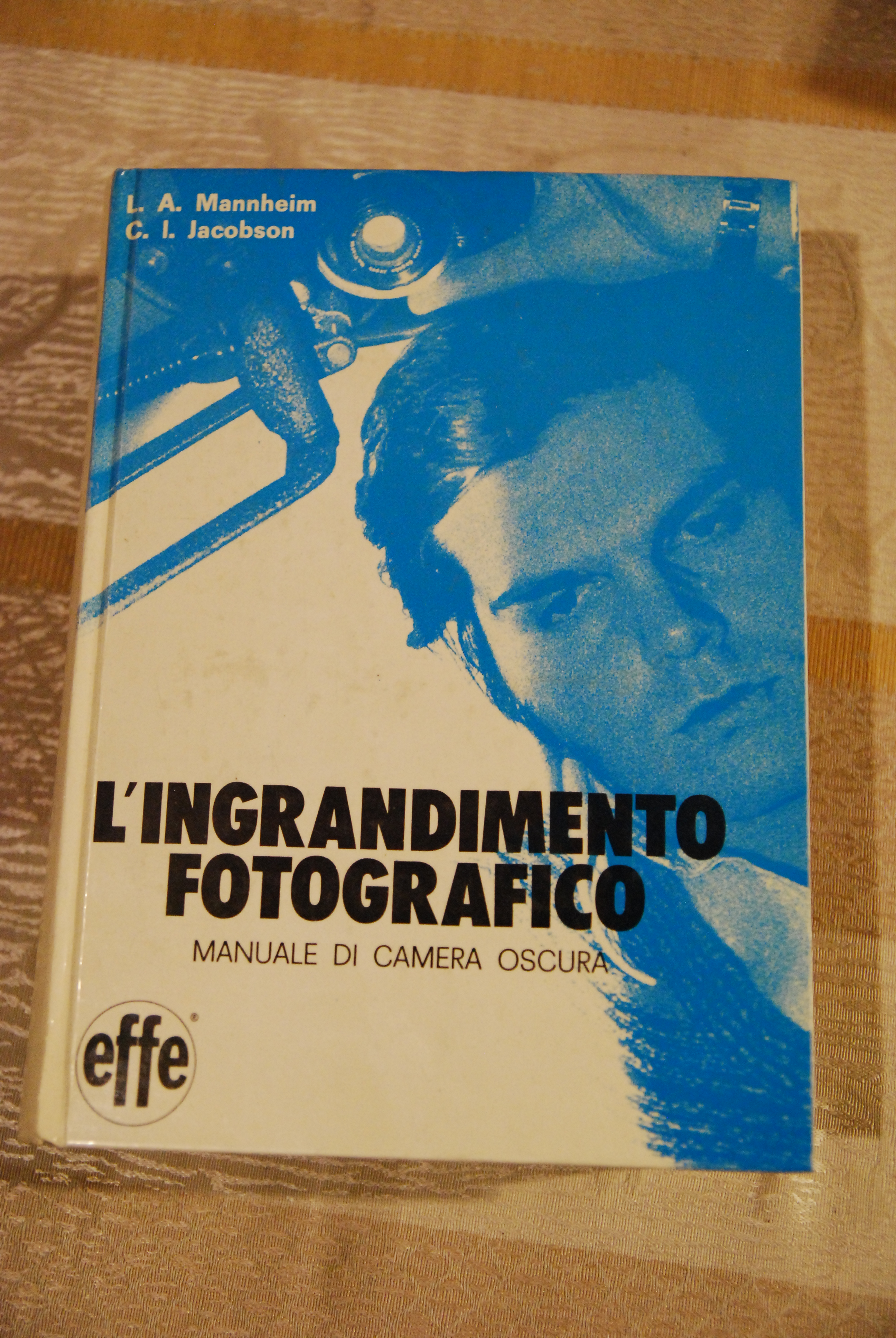 l'ingrandimento fotografico manuale di camera oscura NUOVO