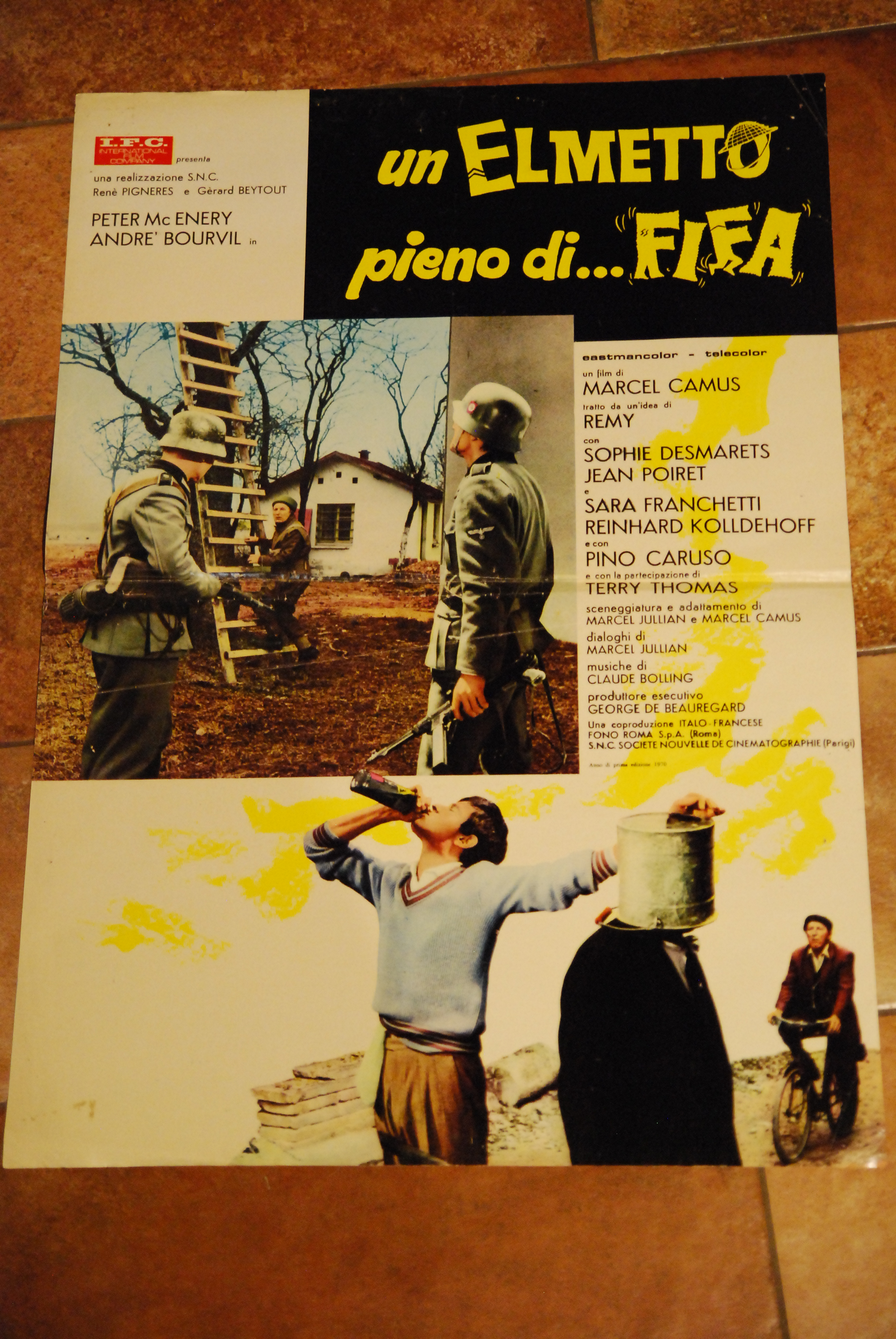 un elmetto pieno di fifa