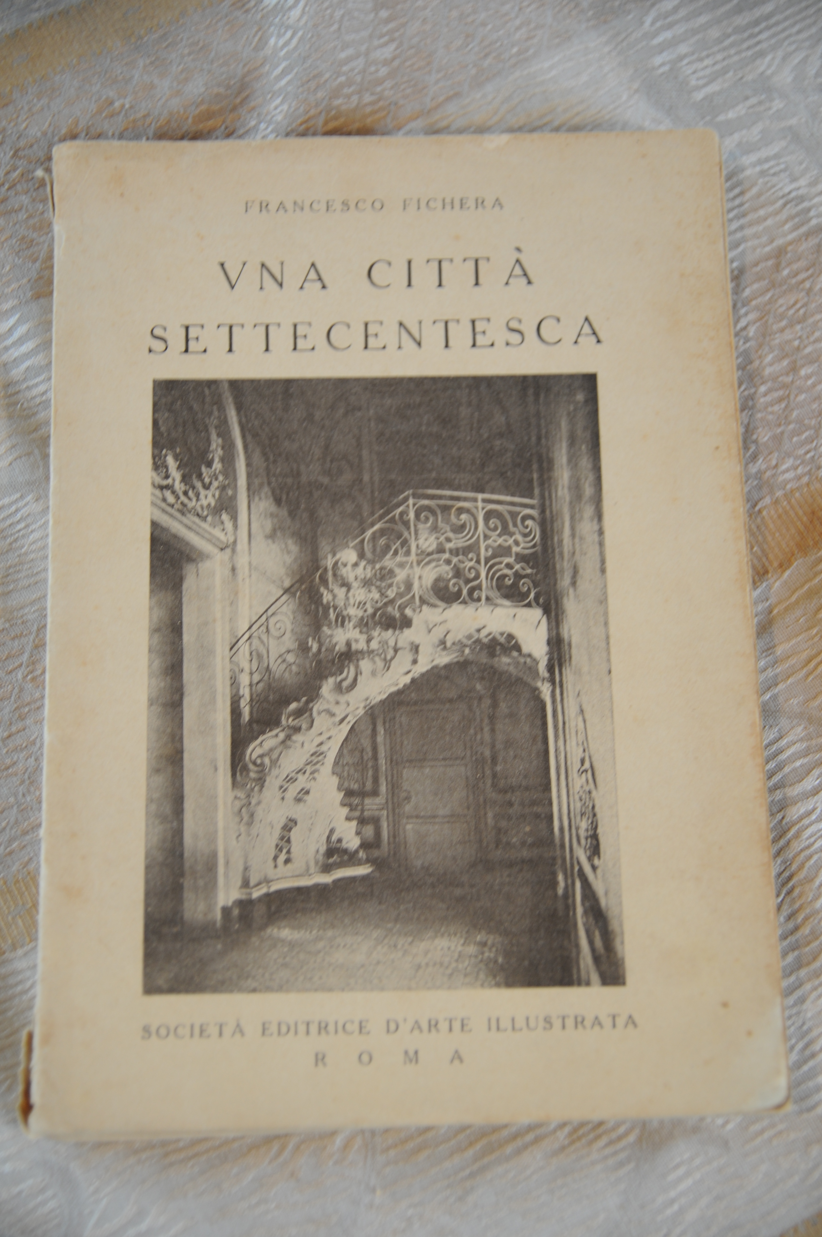 una città citta' settecentesca autografato dall'autore con dedica