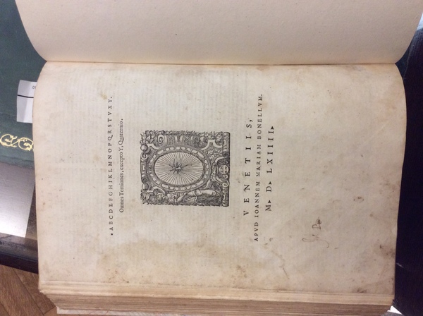 OMNIA POEMATA. - Cum ratione carminum... interpret. Acrone, Porphyrione, Jano …