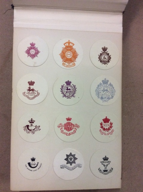 RACCOLTA DI STEMMI DI REGGIMENTI BRITANNICI (badges of British regiments).