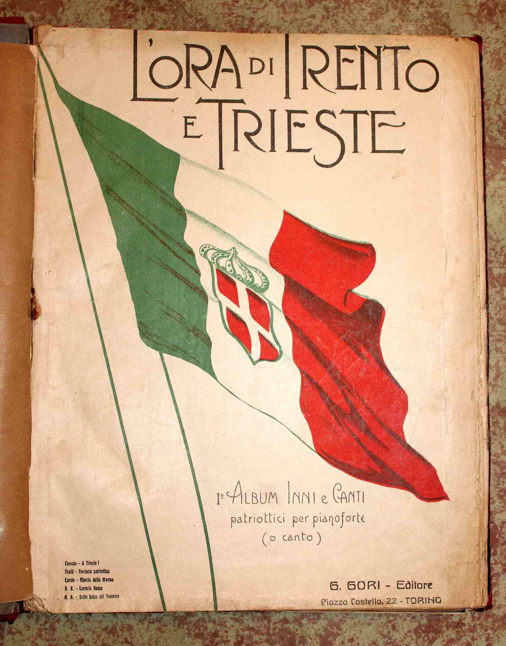 Volume contenente un insieme di 30 spartiti con inni nazionali …
