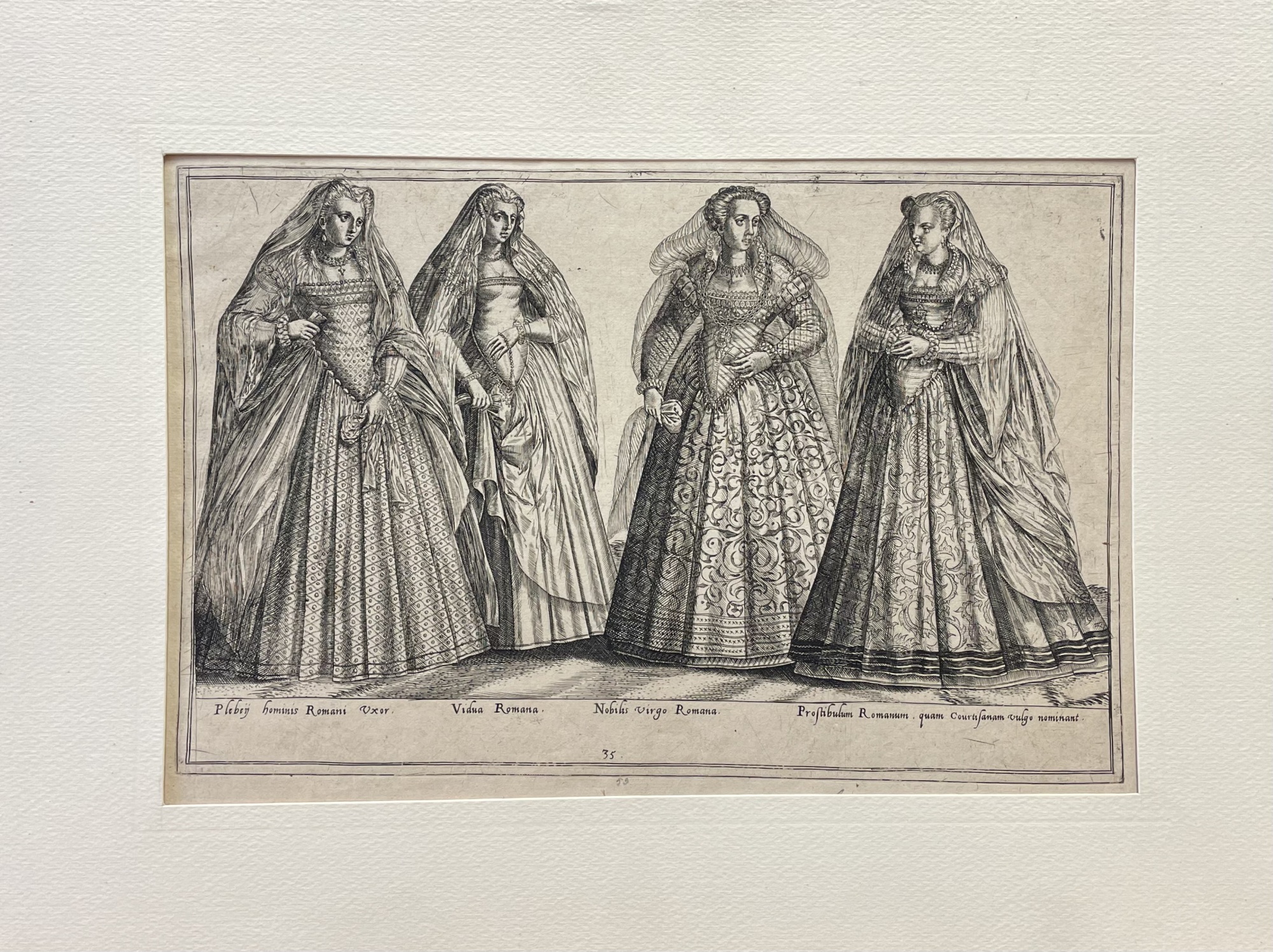 ABITI DI DONNE ROMANE