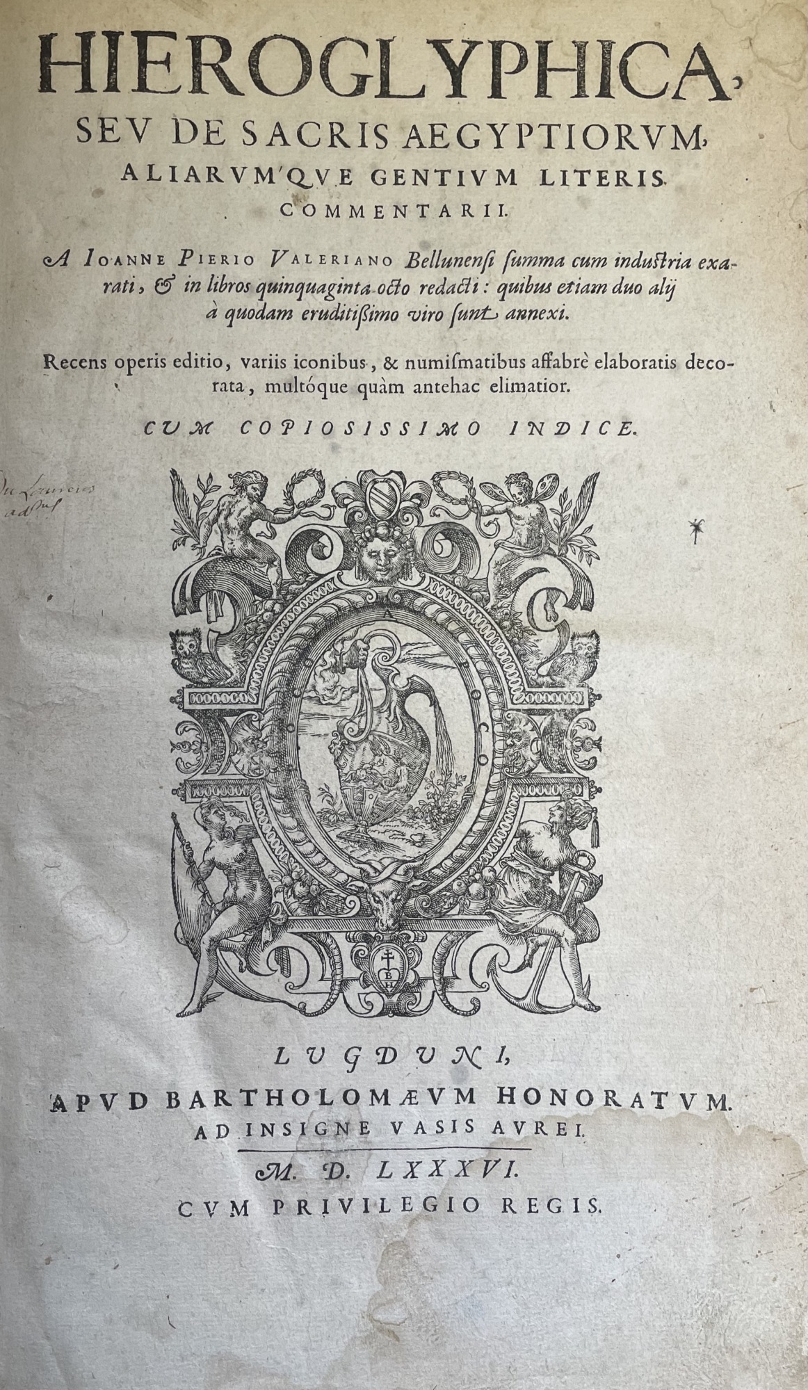 HIEROGLYPHICA, SEU DE SACRIS AEGYPTIORUM, ALIARUMQUE GENTIUM LITERIS COMMENTARII