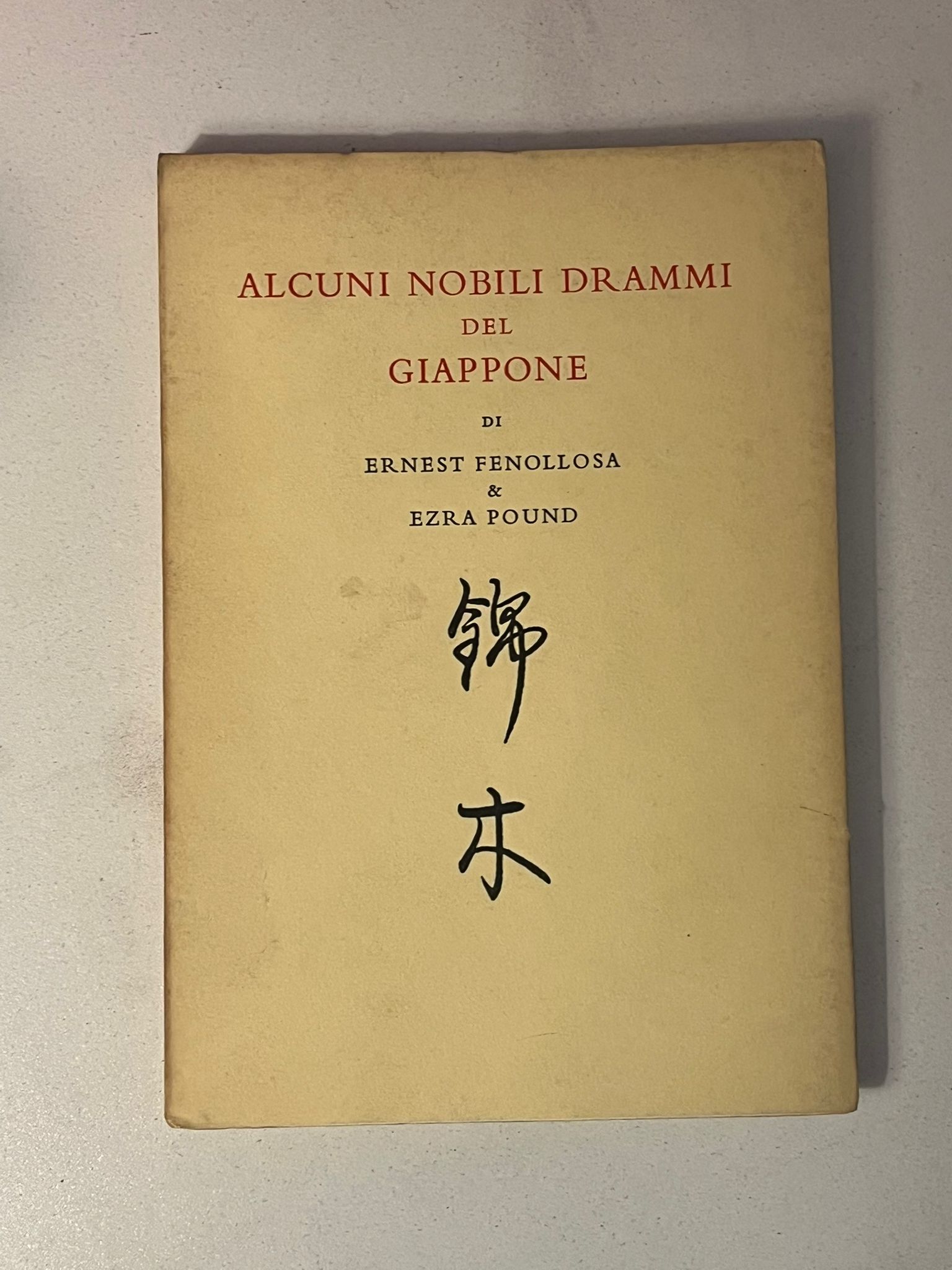 Libro con evidenti segni di usura. Può avere alcuni danni …