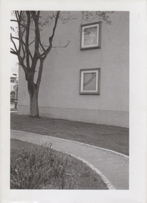 Haus, Weg, Baum. [Text Christoph Schaden].