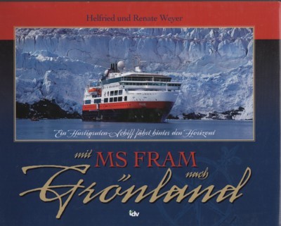 Mit MS FRAM nach Grönland : ein Hurtigruten-Schiff fährt hinter …